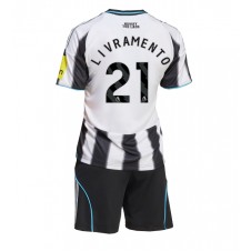 Newcastle United Tino Livramento #21 Hemmaställ Barn 2025-26 Korta ärmar (+ Korta byxor)